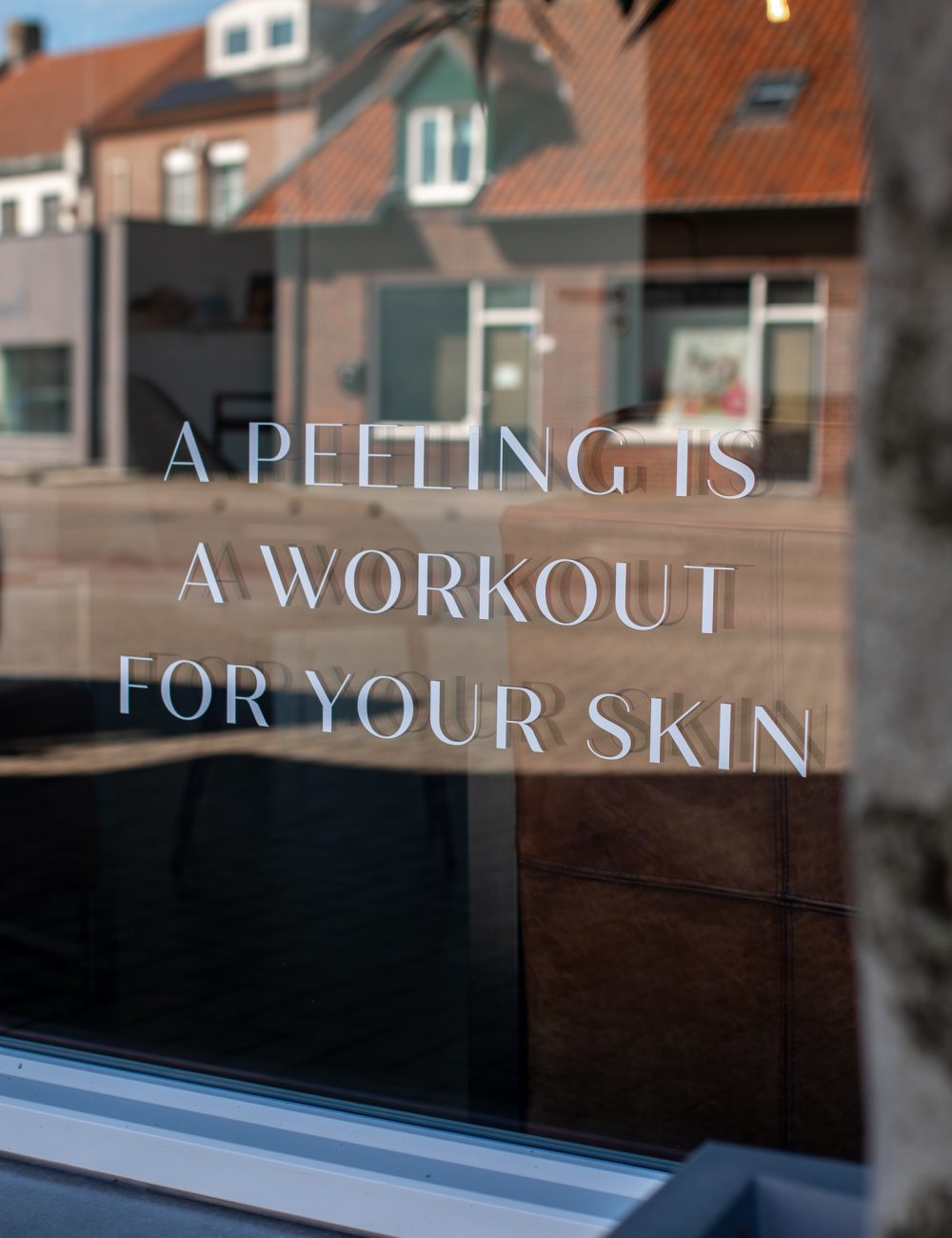 Raam van Looxs The Skin Studio in Echt met de quote a peeling is a work out for your skin